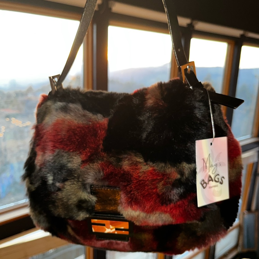 Fendi: RARE Mink Fur Multicolor Dyed Beaver Sheared Mamma Baguette Shoulder Bag - Picture 3 of 17